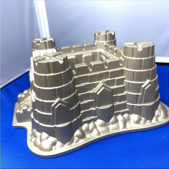 Nordic Ware Castle Bundt 10 Cup Cake Pan Mold Cast Fun Children Boy Birthday F6 - Picture 2 of 8